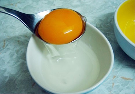 Lòng trắng trứng gà giúp đánh bay các vết rạn da 